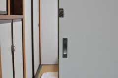 専有部の引き戸と、鍵の様子。（202号室）(2012-05-28,専有部,ROOM,2F)