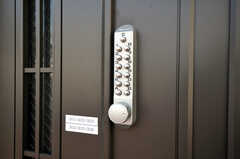 玄関の鍵はナンバー式。(2011-03-31,共用部,OTHER,3F)
