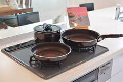 フライパンや鍋類はキッチン1台ごとに1セット用意されています。(2021-06-28,共用部,KITCHEN,1F)