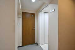 右手がバスルームとシャワールーム、正面のドアがトイレです。(2021-06-28,共用部,OTHER,1F)