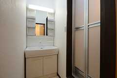 脱衣室には洗面台が設けられています。(2016-03-22,共用部,BATH,1F)