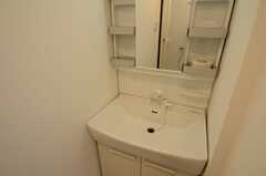 シャワールームの脱衣室にも洗面台が設置されています。(2016-03-22,共用部,BATH,1F)