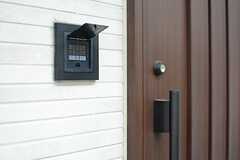 玄関ドアの様子。鍵はナンバー式のオートロックです。(2015-08-20,周辺環境,ENTRANCE,1F)
