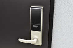 玄関の鍵はナンバー式のオートロックです。(2021-05-20,周辺環境,ENTRANCE,1F)