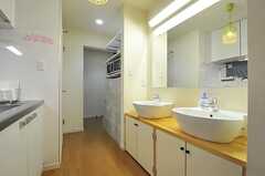 キッチンの対面には洗面台が2台あります。(2013-09-25,共用部,KITCHEN,1F)