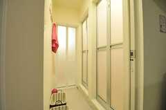 バスルームの脱衣室の様子。奥からバスルーム、バス用品収納室、シャワルームです。(2013-09-25,共用部,BATH,1F)