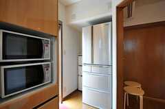 冷蔵庫の様子。脇には勝手口もあります。(2011-05-19,共用部,KITCHEN,2F)