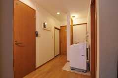 廊下には洗濯機が設置されています。突き当たりのドアがバスルームです。(2011-05-19,共用部,KITCHEN,1F)