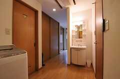 洗濯機の設置場所から振り返ると、洗面台があります。洗面台脇のドアはシャワールームで、廊下の先には玄関があります。(2011-05-19,共用部,KITCHEN,1F)