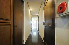 廊下の様子。右手のドアがトイレです。(2013-03-28,共用部,OTHER,7F)