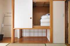 収納の様子。和室には、敷き布団が用意されています。（703号室）(2013-03-28,専有部,ROOM,7F)