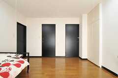 ドアは3つありますが、出入り口は真ん中のドアのみ。（601号室）(2013-03-28,専有部,ROOM,6F)