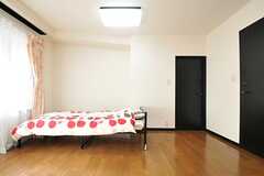 ベッド脇のドアの先は、専用の収納スペース。（601号室）(2013-03-28,専有部,ROOM,6F)