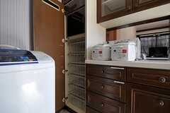 こちらの備え付けの食器乾燥機も、既に現役は引退されているとのこと。棚として使用してくださいませ。(2011-09-12,共用部,KITCHEN,1F)