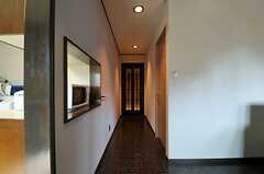 リビング側から廊下を眺めた様子。右手のドアは102号室です。(2011-09-12,共用部,OTHER,1F)