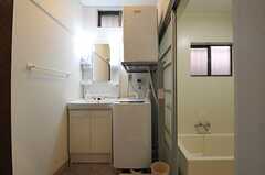 脱衣室には洗面台と、洗濯機＆乾燥機が設置されています。(2014-04-02,共用部,BATH,1F)