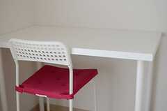 各部屋には、デスク（もしくはテーブル）と椅子が用意されています。（102号室）(2014-04-02,専有部,ROOM,1F)