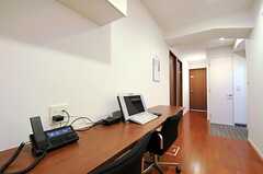 同じマンションに管理会社のオフィスがあるので、内線電話で呼び出し可能です。(2011-01-27,周辺環境,ENTRANCE,2F)