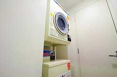 コイン式の洗濯機、乾燥機の様子。(2011-01-27,共用部,LAUNDRY,2F)