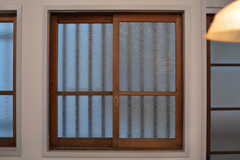 レトロな窓枠が各所に残されています。(2019-12-24,共用部,LIVINGROOM,1F)