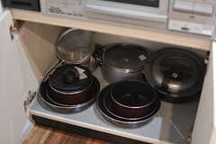 鍋類やフライパンはコンロ下に収納されています。(2019-12-24,共用部,KITCHEN,1F)