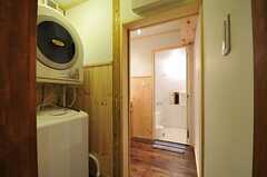 洗濯機、乾燥機の様子。奥には洗面台、バスルームがあります。(2011-10-18,共用部,LAUNDRY,1F)