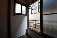 専有部の様子3。窓の外には物干し金具が用意されています。（202号室）(2011-10-18,専有部,ROOM,2F)