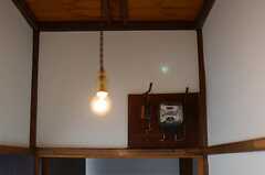 廊下の照明と電気メーター。(2011-10-18,共用部,OTHER,2F)