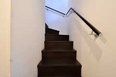 階段の様子。リビングは2階です。(2021-10-18,共用部,OTHER,1F)