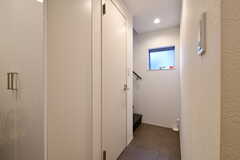 廊下の様子。ドアの先はトイレです。(2021-10-18,共用部,OTHER,1F)