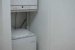 リビングには洗濯機と乾燥機が設置されています。(2014-07-03,共用部,LAUNDRY,1F)