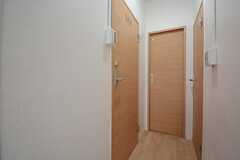 廊下の様子。左手から101号室、バスルーム、トイレの順です。(2014-07-03,共用部,OTHER,1F)