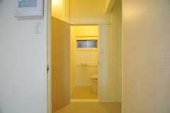 廊下越しにトイレがあります。(2013-04-05,共用部,OTHER,1F)