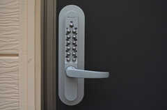 玄関の鍵はナンバー式のオートロック。(2022-12-01,周辺環境,ENTRANCE,1F)
