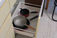 フライパンや鍋類は引き出しに収納されています。(2022-12-01,共用部,KITCHEN,1F)