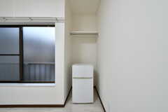 各部屋に冷蔵庫が設置されています。（203号室）(2022-12-01,専有部,ROOM,2F)