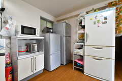 大きさの異なる冷蔵庫が3台並んでいます。可愛らしいマグネットもポイント。(2019-06-25,共用部,KITCHEN,1F)