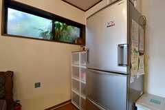 ダイニングテーブルの脇にも冷蔵庫が設置されています。冷蔵庫の脇は専有部ごとに収納が用意されています。(2017-10-03,共用部,KITCHEN,1F)