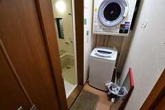 バスルームの脱衣室の様子。脱衣室には洗濯機と乾燥機が設置されています。(2017-10-03,共用部,BATH,1F)