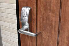 玄関の鍵はナンバー式のオートロックです。(2018-09-25,周辺環境,ENTRANCE,1F)