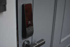 玄関の鍵はナンバー式のオートロック。(2020-09-24,周辺環境,ENTRANCE,1F)