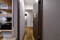 リビングに面したドアから廊下に出られます。(2020-09-24,共用部,OTHER,1F)