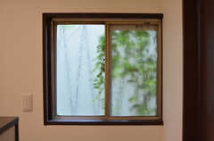 窓の外には植物が見えます。(2020-09-24,共用部,OTHER,2F)