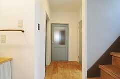廊下の突き当りがリビングです。左手に洗面台と102号室。右手に階段、勝手口、トイレがあります。(2013-05-28,共用部,OTHER,1F)