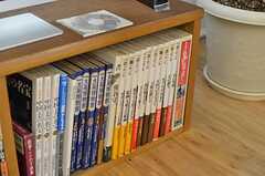 TV下にも書籍が並んでいます。(2013-05-28,共用部,OTHER,1F)