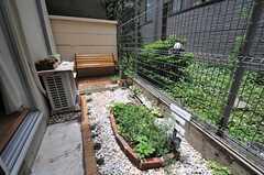 庭の様子2。ベンチが置かれています。(2013-05-28,共用部,OTHER,1F)