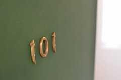 専有部のサイン。ドアは黒板塗装されています。（101号室）(2013-05-28,専有部,ROOM,1F)
