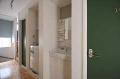 廊下に設置された洗面台。シャワー水栓です。(2013-05-28,共用部,OTHER,2F)