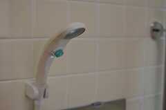 シャワーヘッドは手元で止水できるタイプ。(2013-10-31,共用部,BATH,1F)