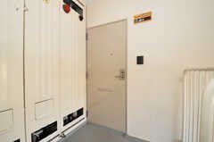 シェアハウスの玄関ドアの様子。(2010-12-15,周辺環境,ENTRANCE,4F)
